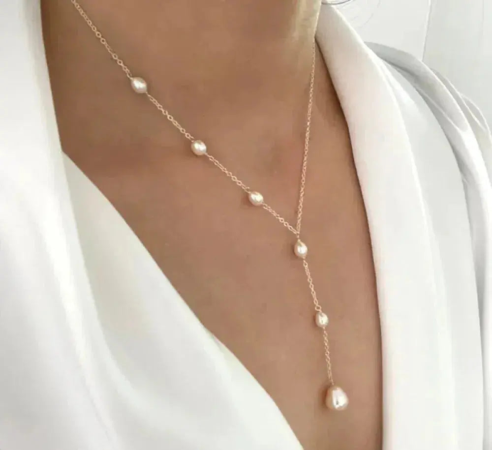 Collana vintage elegante con pendente e perle