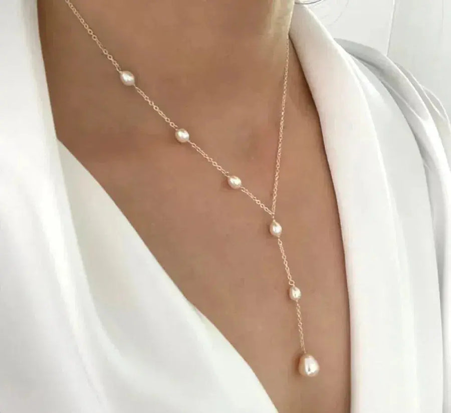Collana vintage elegante con pendente e perle