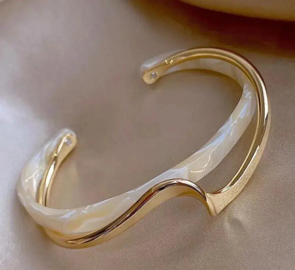 Bracciale elegante in oro con opale bianca