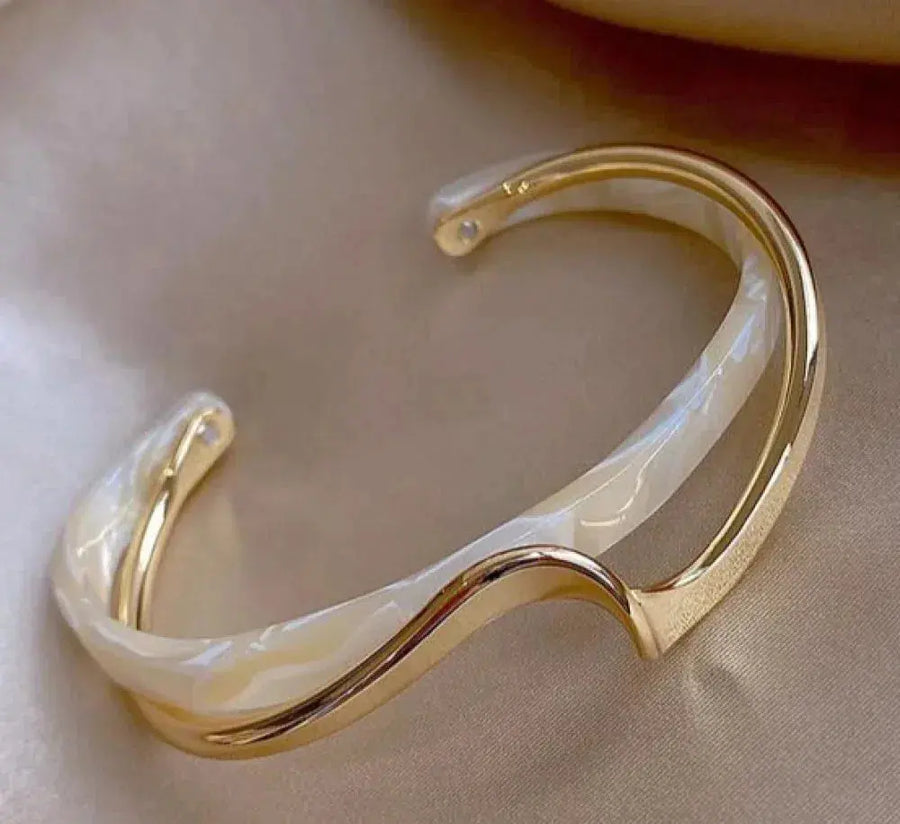 Bracciale elegante in oro con opale bianca
